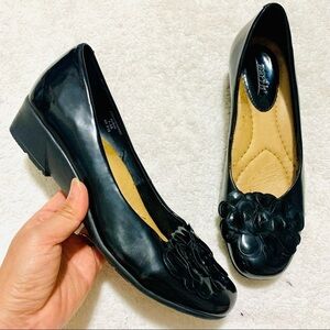EARTH Floral Black slip-on man-made flats women’s size 7.5B